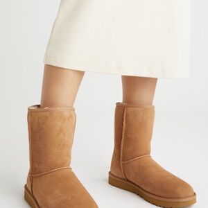 Women’s Ugg Classic Genuine Shearling Lined Short Boot Size 9